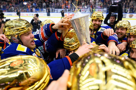 Växjös spelare jublar med pokalen