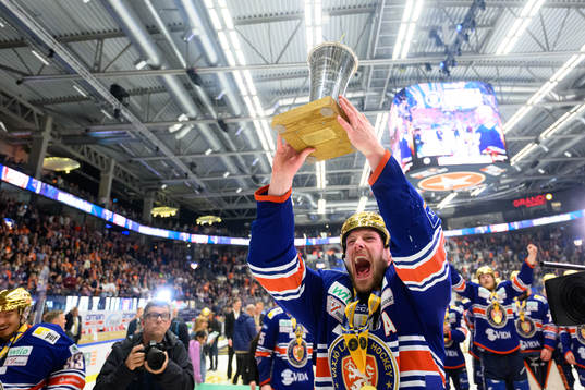 Växjös Martin Lundberg jublar med pokalen