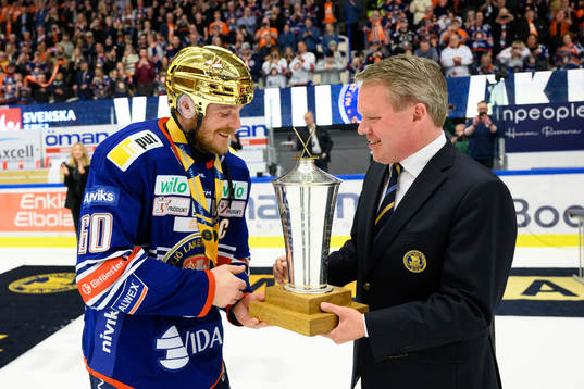 Växjös Erik Josefsson tar emot pokalen