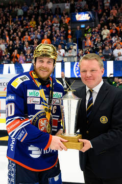 Växjös Erik Josefsson tar emot pokalen
