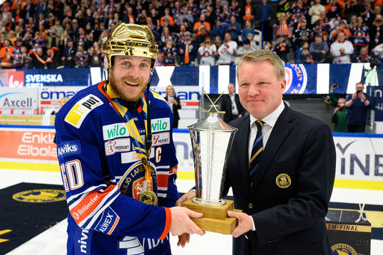 Växjös Erik Josefsson tar emot pokalen