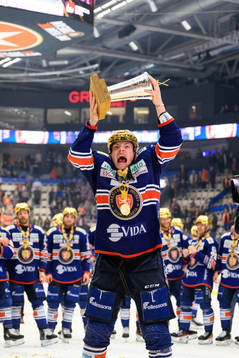 Växjös Victor Stjernborg jublar med pokalen