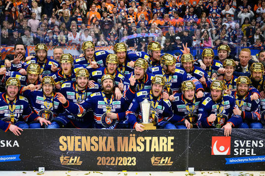 Växjös spelare jublar med pokalen