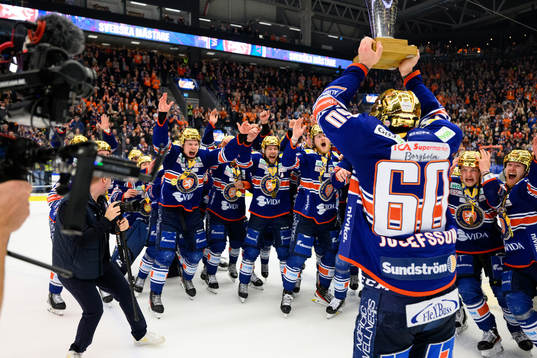 Växjös spelare jublar med pokalen