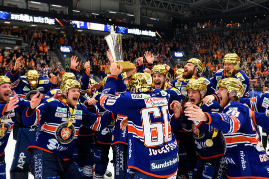 Växjös spelare jublar med pokalen
