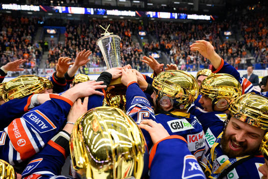 Växjös spelare jublar med pokalen