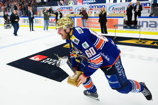 Växjös Erik Josefsson med pokalen