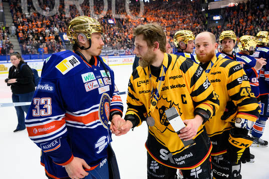 Växjös målvakt Emil Larmi och Skellefteås Oscar Möller