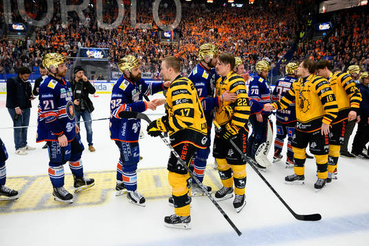 Spelarna tackar varandra