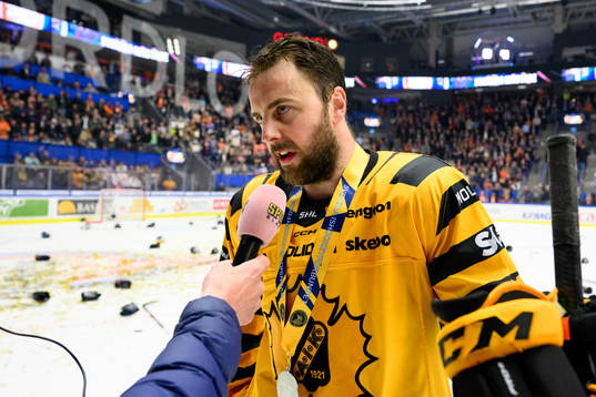 Skellefteås Joakim Lindström blir intervjuad