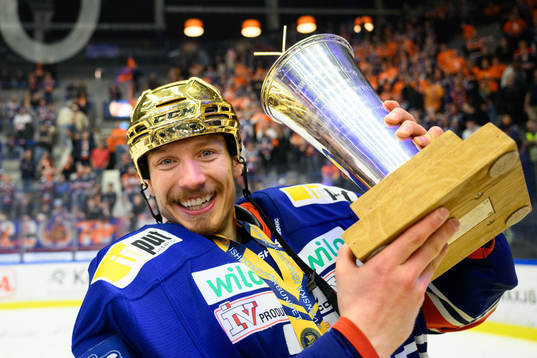 Växjös målvakt Emil Larmi med pokalen
