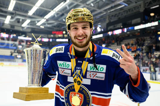 Växjös Hardy Häman Aktell jublar med pokalen