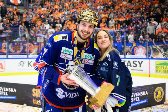 Växjös Hardy Häman Aktell jublar med pokalen