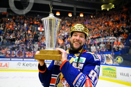 Växjös Robert Rosén jublar med pokalen
