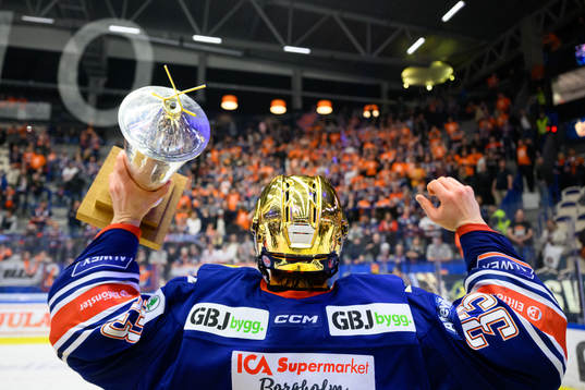 Växjös målvakt Emil Larmi jublar med pokalen