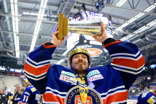 Växjös målvakt Emil Larmi jublar med pokalen
