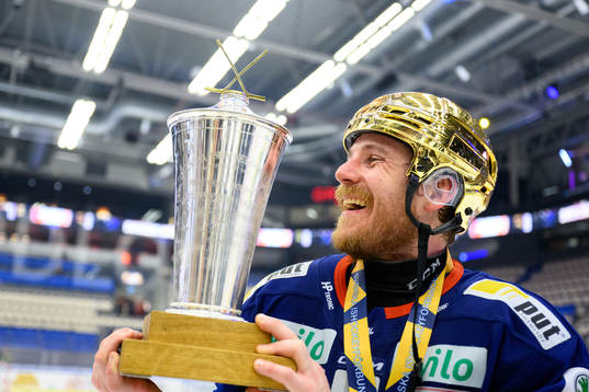 Växjös Erik Josefsson jublar med pokalen