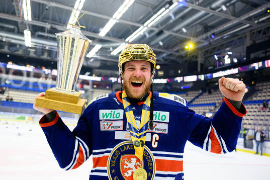 Växjös Erik Josefsson jublar med pokalen