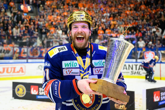 Växjös Brian Cooper jublar med pokalen