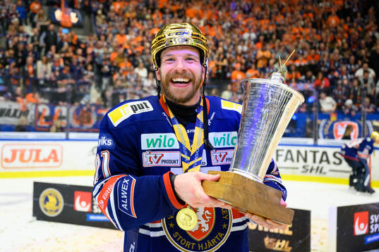 Växjös Brian Cooper jublar med pokalen