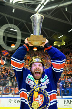 Växjös Brian Cooper jublar med pokalen