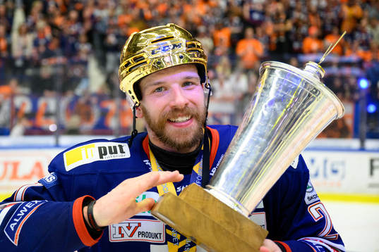 Växjös Brian Cooper jublar med pokalen