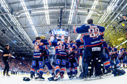 Växjös spelare jublar