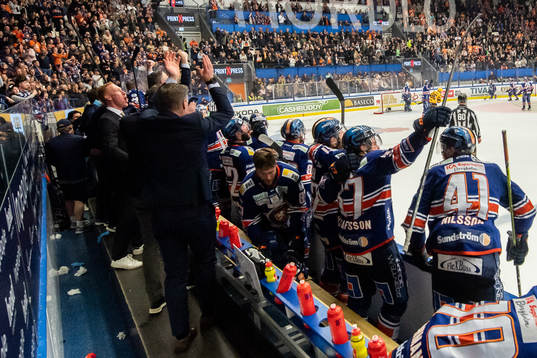 Växjös tränare Jörgen Jönsson (tv) jublar på