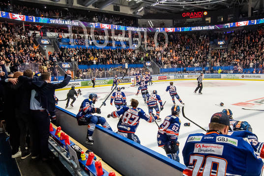 Växjös spelare jublar på slutsignal