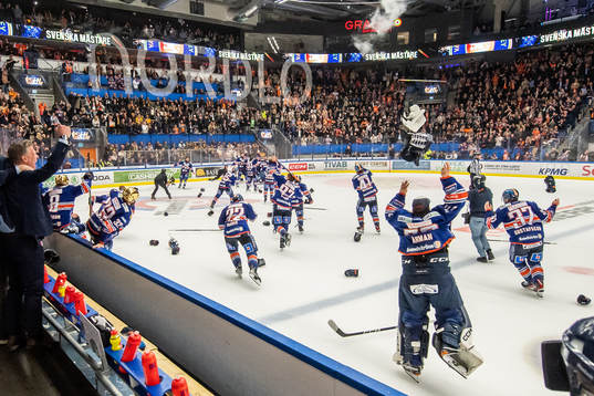 Växjös spelare jublar på slutsignal