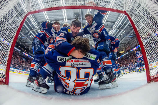 Växjös Victor Stjernborg och Miika Koivisto jublar med