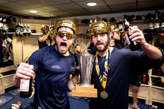 Växjös Glenn Gustafsson och Tobias Rieder jublar i