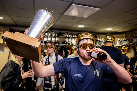 Växjös Glenn Gustafsson jublar med LeMat pokalen i