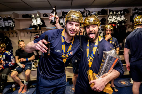 Växjös Hardy Häman Aktell och Tobias Rieder jublar i