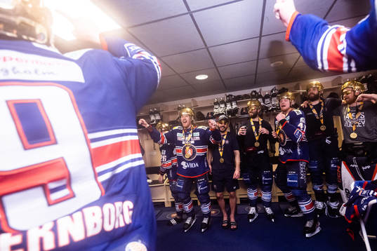 Växjös spelare jublar i omklädningsrummet
