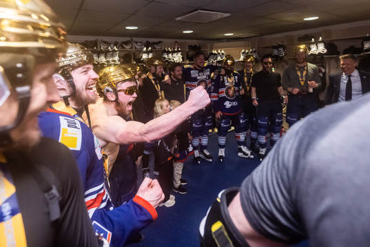 Växjös Glenn Gustafsson jublar i omklädningsrummet