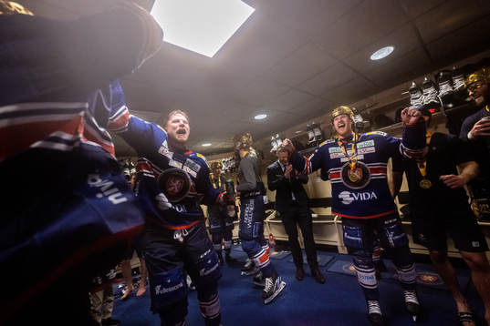 Växjös Joel Persson och Hugo Gustafsson jublar i