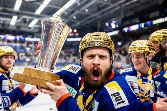 Växjös Lukas Bengtsson jublar med LeMat pokalen