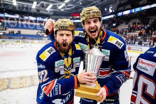Växjös Lukas Bengtsson och Hardy Häman Aktell  jublar