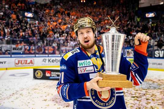 Växjös Kalle Kossila jublar med LeMat pokalen