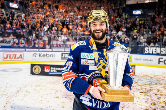 Växjös Tobias Rieder jublar med LeMat pokalen