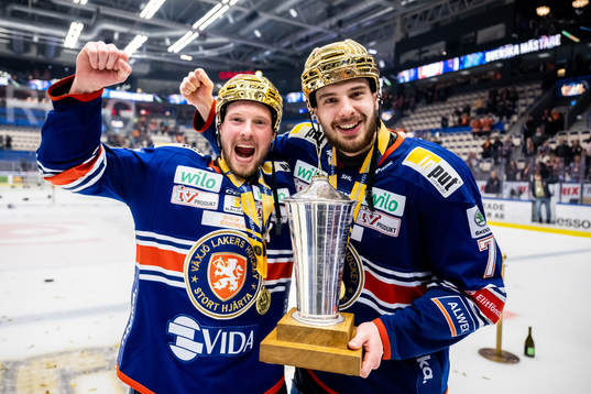 Växjös Martin Lundberg och Hardy Häman Aktell jublar med