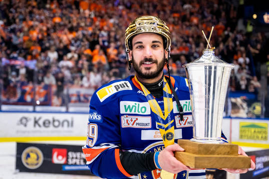 Växjös Jayden Halbgewachs jublar med LeMat pokalen