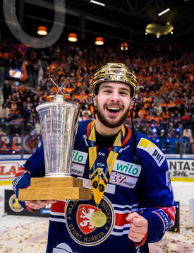 Växjös Hardy Häman Aktell jublar med LeMat pokalen