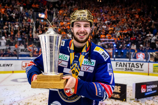 Växjös Hardy Häman Aktell jublar med LeMat pokalen
