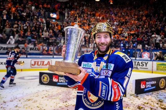 Växjös Dan Sexton jublar med LeMat pokalen