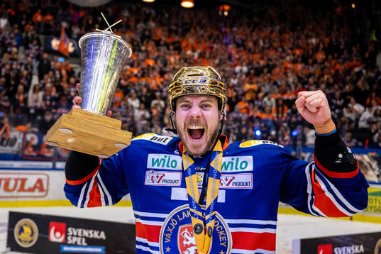 Växjös Joel Kellman jublar med LeMat pokalen