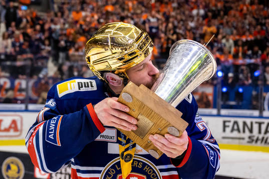 Växjös Brian Cooper jublar med LeMat pokalen