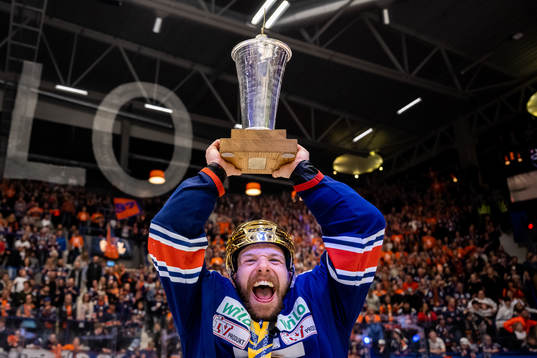 Växjös Brian Cooper jublar med LeMat pokalen
