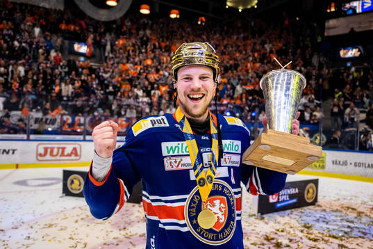 Växjös Joel Persson jublar med LeMat pokalen